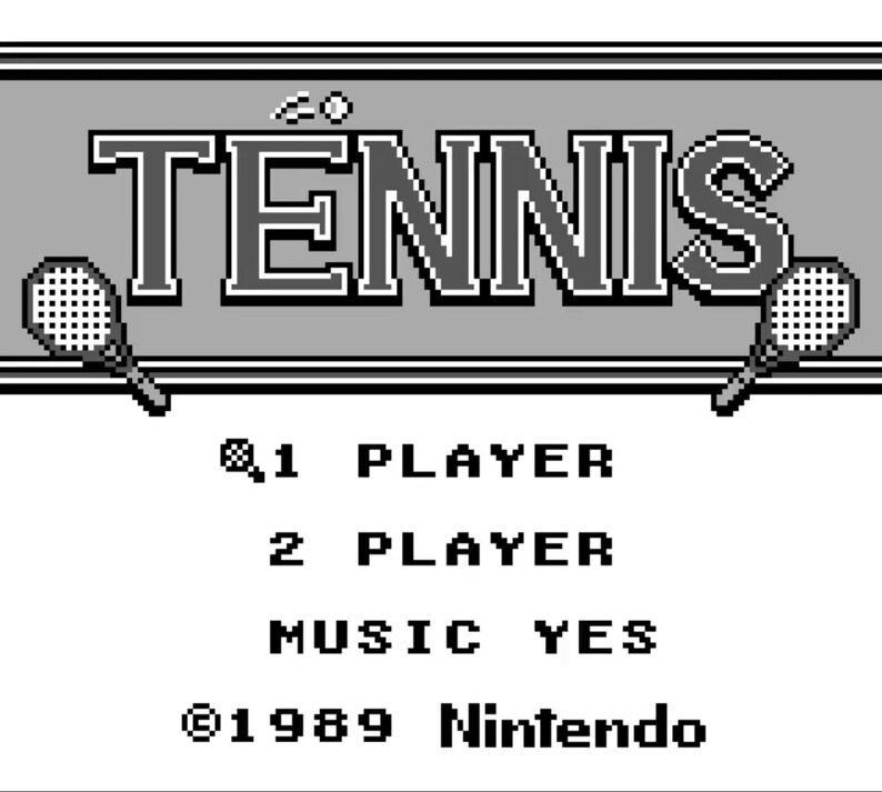 K&ouml;nnte beinhalten: Ein Schwarzwei&szlig;bild eines Videospiel-Titelbildschirms f&uuml;r das Spiel "Tennis". Der Titel wird in einer gro&szlig;en, fetten Schriftart mit einem Tennisracket- und Ball-Grafik auf jeder Seite angezeigt. Der Text unter dem Titel lautet "1 Spieler", "2 Spieler", "Musik Ja", und "&copy;1989 Nintendo".