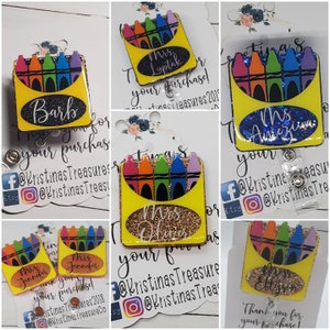 Peut inclure: Un ensemble de porte-badges d'enseignant sur le thème des crayons de couleur. Chaque porte-badge présente une boîte de crayons avec le nom de l'enseignant et le texte "Merci pour votre achat !"
