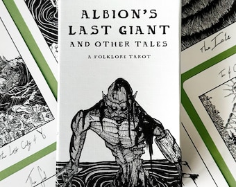 Può includere: Un mazzo di carte dei tarocchi intitolato "Albion's Last Giant and Other Tales: A Folklore Tarot". La scatola presenta un'illustrazione in bianco e nero di una creatura nell'acqua. Sono visibili altre carte con illustrazioni in bianco e nero.