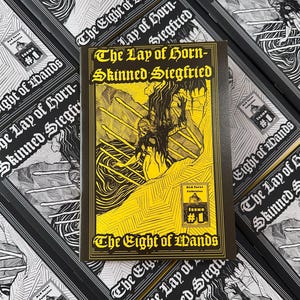 Könnte beinhalten: Ein rechteckiges Comicbuch mit dem Titel The Lay of Horn-Skinned Siegfried, Issue #1, The Eight of Wands. Das Cover zeigt einen gelben Hintergrund mit schwarzer Strichzeichnung einer Figur, die aus einer Landschaft mit acht Stäben hervorgeht.