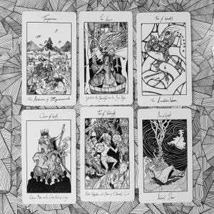 K&ouml;nnte beinhalten: Sechs schwarz-wei&szlig;e Tarotkarten mit detaillierten Illustrationen und Text. Die Karten zeigen Titel wie "Temperance", "The Horns" und "Two of Wands". Die Karten sind auf einem Hintergrund mit Muster angeordnet.