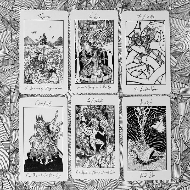 K&ouml;nnte beinhalten: Sechs schwarz-wei&szlig;e Tarotkarten mit detaillierten Illustrationen und Text. Die Karten zeigen Titel wie "Temperance", "The Horns" und "Two of Wands". Die Karten sind auf einem Hintergrund mit Muster angeordnet.