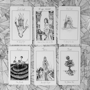 K&ouml;nnte beinhalten: Sechs Tarotkarten mit Schwarz-Wei&szlig;-Illustrationen. Die Karten zeigen Bilder einer Hand, einer Frau, einer Frau mit einem Schwert, zwei Figuren, einer bekleideten Figur und eines Baumes mit einem Sch&auml;del. Jede Karte hat Text unten.
