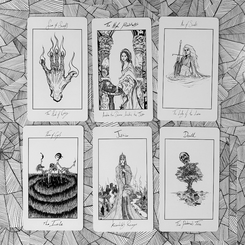 K&ouml;nnte beinhalten: Sechs Tarotkarten mit Schwarz-Wei&szlig;-Illustrationen. Die Karten zeigen Bilder einer Hand, einer Frau, einer Frau mit einem Schwert, zwei Figuren, einer bekleideten Figur und eines Baumes mit einem Sch&auml;del. Jede Karte hat Text unten.