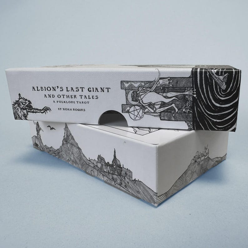 K&ouml;nnte beinhalten: Wei&szlig;e Tarotkartenbox mit schwarzen Illustrationen und Text. Auf der Box steht "Albion's Last Giant and Other Tales: A Folklore Tarot by Noah Rogers". Die Box zeigt eine Zeichnung einer wolfs&auml;hnlichen Kreatur und eine detaillierte Zeichnung einer Figur mit einem Pentagramm.