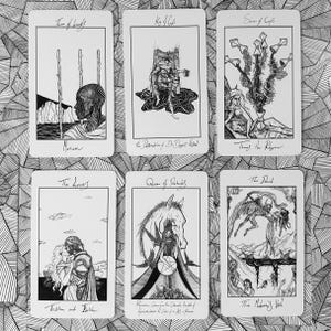 K&ouml;nnte beinhalten: Sechs Tarotkarten mit Schwarz-Wei&szlig;-Illustrationen. Die Karten zeigen Bilder von Figuren, Symbolen und Texten, darunter "Two of Wands", "King of Cups", "Seven of Cups", "The Lovers", "Queen of Pentacles" und "The Devil".