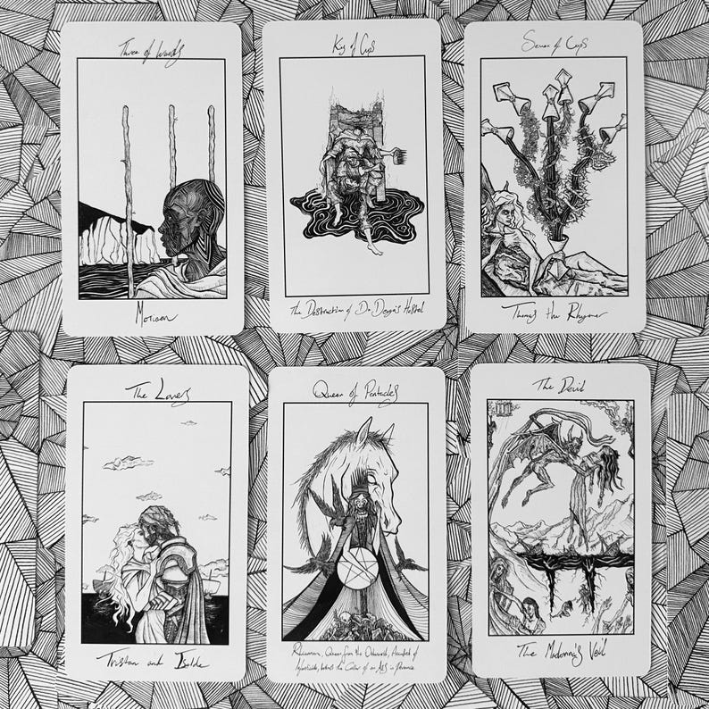 K&ouml;nnte beinhalten: Sechs Tarotkarten mit Schwarz-Wei&szlig;-Illustrationen. Die Karten zeigen Bilder von Figuren, Symbolen und Texten, darunter "Two of Wands", "King of Cups", "Seven of Cups", "The Lovers", "Queen of Pentacles" und "The Devil".