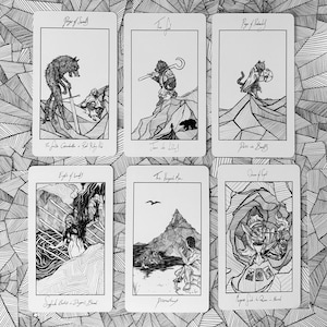K&ouml;nnte beinhalten: Sechs Tarotkarten mit Schwarz-Wei&szlig;-Illustrationen. Jede Karte zeigt eine einzigartige Zeichnung von Figuren und Landschaften. Die Karten haben handgeschriebenen Text oben und unten. Der Hintergrund ist ein schwarz-wei&szlig;es geometrisches Muster.