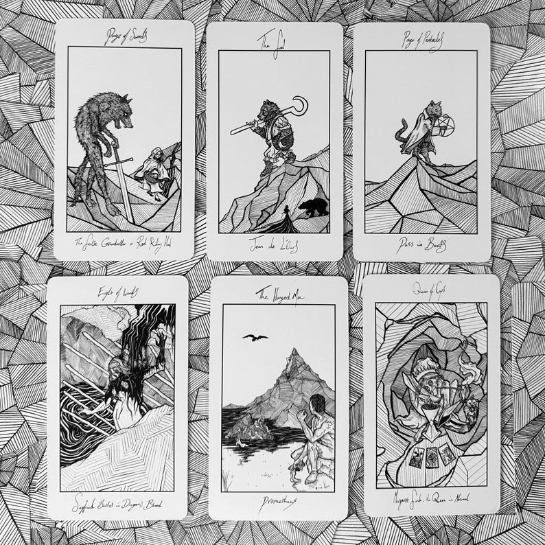 K&ouml;nnte beinhalten: Sechs Tarotkarten mit Schwarz-Wei&szlig;-Illustrationen. Jede Karte zeigt eine einzigartige Zeichnung von Figuren und Landschaften. Die Karten haben handgeschriebenen Text oben und unten. Der Hintergrund ist ein schwarz-wei&szlig;es geometrisches Muster.