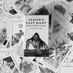K&ouml;nnte beinhalten: Schwarz-Wei&szlig;-Bild eines Tarot-Decks. Das Deck enth&auml;lt eine Box mit dem Text "ALBION'S LAST GIANT AND OTHER TALES A FOLKLORE TAROT" und Illustrationen von Figuren. Die Karten sind um die Box herum verstreut und zeigen verschiedene Zeichnungen.