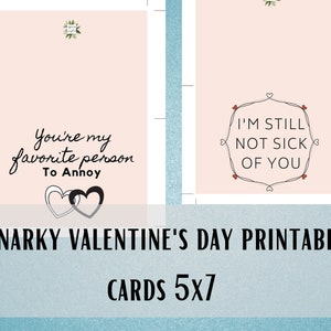 Puede incluir: Dos tarjetas de San Valentín imprimibles con fondo rosa. La primera tarjeta dice "Eres mi persona favorita para molestar" con dos corazones negros. La segunda tarjeta dice "Todavía no estoy enfermo de ti" con un marco negro y corazones rojos. Las tarjetas miden 12,7 x 17,8 cm.