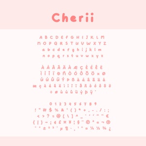 以下が含まれることがあります： ピンクと白のアルファベットチャートで、上部に「Cherii」という単語が大きな丸みを帯びたフォントで書かれています。チャートには、大文字と小文字、数字、句読点が含まれています。