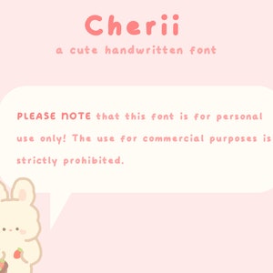 以下が含まれることがあります： ピンクの背景に、白い吹き出しがあり、「PLEASE NOTE that this font is for personal use only! The use for commercial purposes is strictly prohibited.」というテキストが書かれています。ピンクの耳と鼻を持つ白いウサギが、イチゴの入ったバスケットを持っています。「Cherii」というテキストは、ピンクの手書きのフォントで吹き出しの上に書かれています。「a cute handwritten font」というテキストは、吹き出しの下に書かれています。