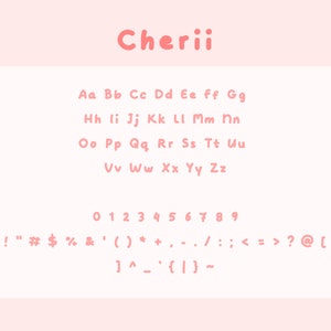 以下が含まれることがあります： 「Cherii」という単語が上にある、ピンクと白のアルファベットチャート。チャートには大文字と小文字、数字0から9、句読点などが含まれています。