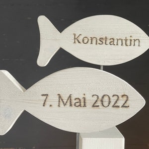 Deko Stelen Set mit Fischen zur Taufe, Kommunion & Konfirmation, Komplett-Set inkl. Kranz mit Namen, Lichterkette, Kränzchen und Schleifen Bild 5