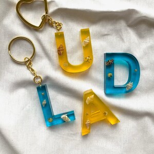 Epoxy Resin Schlüsselanhänger Buchstabe Schlüsselkette gold Seestern Schildkröte gelb Muscheln Meer blau