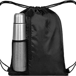 Puede incluir: Mochila negra con cordón y una botella de agua aislada plateada en un bolsillo lateral de malla. La bolsa tiene una cremallera negra y correas negras con cordón. La bolsa está hecha de un material brillante y resistente al agua.