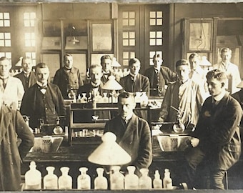 Postal fotográfica antigua de estudiantes de medicina en un laboratorio / Postal fotográfica vintage de principios del siglo XX / Fotografía histórica de colección