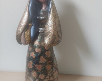 Estatua del portador de agua pintada a mano