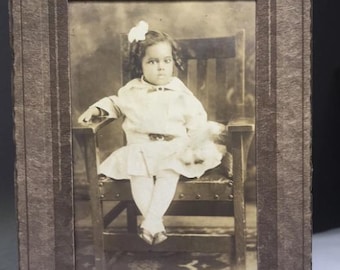 Fotografía de estudio antigua, niño afroamericano - Nombrado