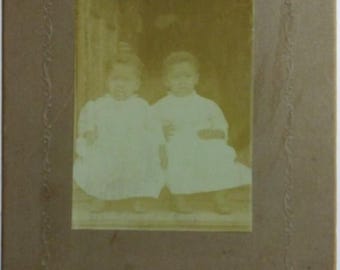 Fotografía antigua y poco común de gemelas afroamericanas de la década de 1900, de la época victoriana.