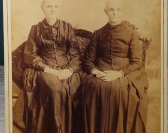 Identificada, fotografía antigua de una rara tarjeta de gabinete de gemelas maduras de la década de 1900, de la época victoriana.