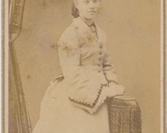 Fotografía antigua en formato CDV: Mujer joven afroamericana identificada, Charlotte Jacobsen / Peinado con trenzas en forma de corona / Tarjeta de visita vintage