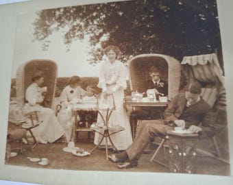 Fotocopia antigua de una fiesta de té eduardiana, c. 1908 - Picnic de la alta sociedad en sillas de playa de mimbre con capucha - Historia social de la academia oscura (fotocopia antigua).