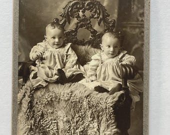 Fotografía antigua de gemelos de la década de 1900, silla victoriana, tarjeta de gabinete de East St. Louis.
