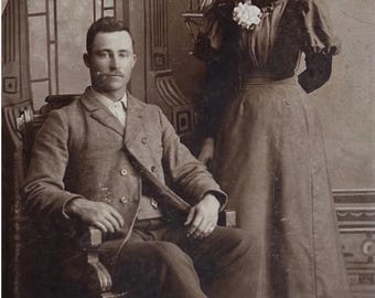 Fotografía tipo tarjeta de gabinete de los años 1880-1890: retrato familiar identificado / hombre guapo y mujer guapa / fotografía antigua vintage.