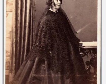 Fotografia de retrato em formato CDV da década de 1860 por E. Lancaster, Chester, Reino Unido | Mulher vitoriana de vestido preto | Fotografia antiga em formato Carte de Visite