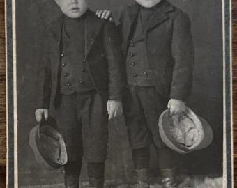 Fotografía antigua de 1900: Raros gemelos, de la época victoriana, con elegantes trajes.