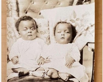 Fotografía antigua RPPC de 1900, de dos gemelas afroamericanas, de la época victoriana.