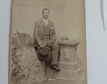 Fotografía antigua de un soldado búfalo afroamericano identificado, tipo tarjeta de gabinete / Retrato fotográfico antiguo original de la década de 1800 sobre la cultura afroamericana.