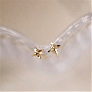 Brincos de estrela cintilantes minúsculos geométricos 10K ouro sólido push back brinco charme brincos delicados minimalistas brilho pequena estrela brinco pino