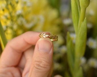 10K Solid Gold Laurel Wreath Ring, Leaf Wrap Around Wedding Band, Dainty Olive Vine Ring, Minimalist Floral Ring, Nature Inspired Ring