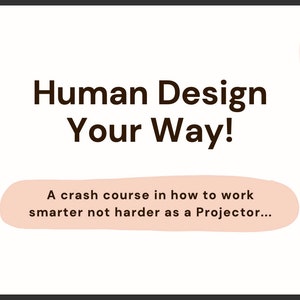 以下が含まれることがあります： ピンクとベージュの抽象的な形をした白い背景。テキスト「Human Design Your Way!」は茶色で書かれています。テキストの下には、ピンクの吹き出しがあり、テキスト「A crash course in how to work smarter not harder as a Projector...」が茶色で書かれています。