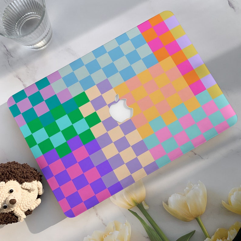 K&ouml;nnte beinhalten: Eine farbenfrohe karierte Laptop-Haut mit einem Regenbogen an Farben, darunter Pink, Lila, Blau, Gr&uuml;n, Gelb und Orange. Die Haut besteht aus einem strapazierf&auml;higen Vinylmaterial und ist so konzipiert, dass sie Ihren Laptop vor Kratzern und Abrieb sch&uuml;tzt.