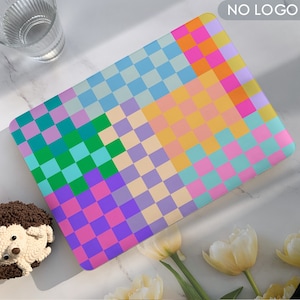 K&ouml;nnte beinhalten: Eine farbenfrohe karierte Laptop-Haut mit einem Patchwork-Design aus pastellblauen, gr&uuml;nen, violetten, rosa und gelben Quadraten.