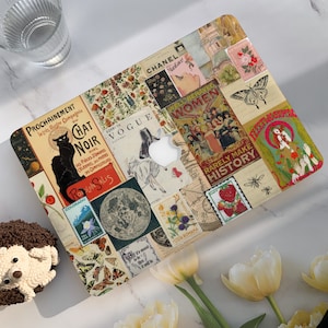 Op de afbeelding: Een kleurrijke laptop-skin met een collage van vintage afbeeldingen, waaronder een kat, een maan, bloemen en tekst in het Frans en Engels. De skin heeft een verscheidenheid aan kleuren, waaronder rood, blauw, groen, geel en wit.