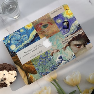 Peut inclure: Une peau d'ordinateur portable avec un collage de peintures célèbres, notamment La Nuit étoilée, La Grande Vague de Kanagawa et La Création d'Adam. La peau présente également des citations sur la vie et l'art, notamment "La normalité est un chemin pavé : Il est confortable de marcher, mais il n'y a pas de fleur - Vincent van Gogh" et "Restez proche des gens qui se sentent comme la lumière du soleil."