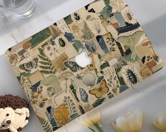 Könnte beinhalten: Eine Laptop-Hülle mit einer Collage aus botanischen und entomologischen Illustrationen im Vintage-Stil, darunter verschiedene Käfer, Schmetterlinge, Motten, Muscheln, Farne und Wildblumen in gedeckten Grün-, Gelb- und Brauntönen auf cremefarbenem Grund.