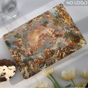 Pode incluir: Uma capa para laptop com uma pintura colorida de um teto com anjos e figuras. A pintura é de estilo barroco e apresenta muito ouro e branco.