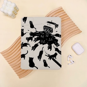 Puede incluir: Una funda de teléfono blanca con una ilustración en blanco y negro de un grupo de gatos que rodean una botella de tinta y una pluma. El texto "Ink!" está en la botella.