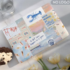 以下が含まれることがあります： ロブスター、貝殻、ストライプのビーチタオル、そして「Make memories at sunset」と「A lot can happen in a year.」というテキストを含む画像のコラージュが施された青と白のラップトップスキンです。