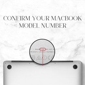 K&ouml;nnte beinhalten: Nahaufnahme der Unterseite eines silbernen Macbook-Laptops. Die Modellnummer A1466 ist auf dem Aufkleber sichtbar.