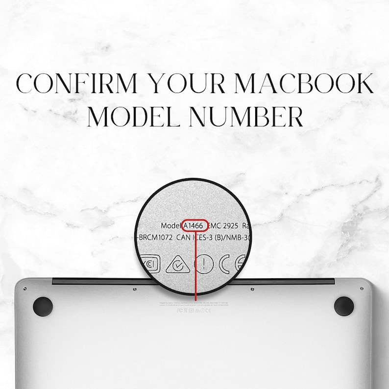 K&ouml;nnte beinhalten: Nahaufnahme der Unterseite eines silbernen Macbook-Laptops. Die Modellnummer A1466 ist auf dem Aufkleber sichtbar.