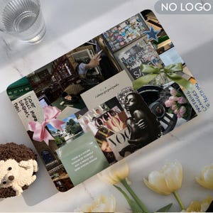 Può includere: Una skin decorativa per laptop con un collage di immagini, tra cui ritagli di riviste, un ritratto di donna e testo. Il design incorpora nastri rosa e verdi, e un pasticcino a forma di riccio è visibile.