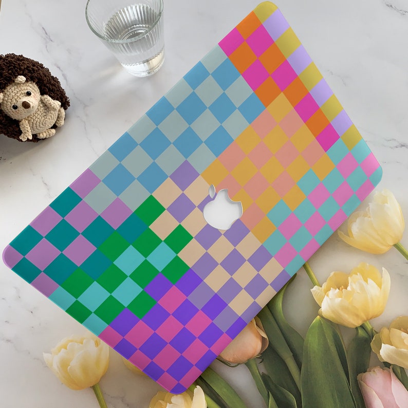 K&ouml;nnte beinhalten: Eine Laptop-Haut mit einem bunten Karomuster in den Farben Rosa, Blau, Gr&uuml;n, Gelb und Wei&szlig;. Die Haut besteht aus strapazierf&auml;higem Vinyl und ist so konzipiert, dass sie den Laptop vor Kratzern und Abnutzung sch&uuml;tzt.