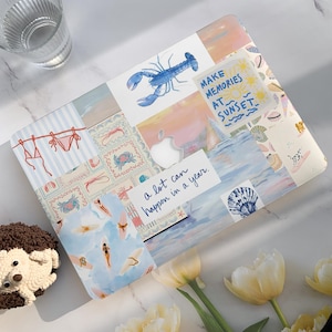 Puede incluir: Un ordenador portátil cubierto de pegatinas coloridas con un tema de verano. Las pegatinas muestran imágenes de una langosta, conchas marinas, un cangrejo, un traje de baño y una tabla de surf. El texto en las pegatinas dice "Make memories at sunset" y "A lot can happen in a year."